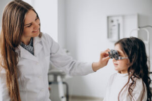 examen de la vista a una niña