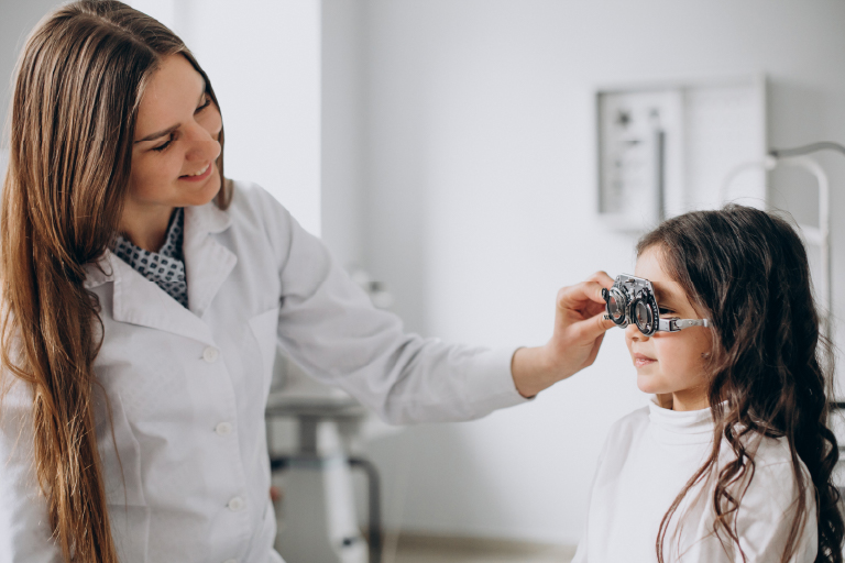 examen de la vista a una niña